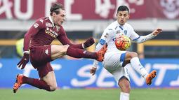 Pemain Torino, Andrea Belotti, berebut bola dengan pemain Empoli, Mario Rui, pada laga Serie A di Stadion Olimpico, Italia, Minggu (10/1/2016). Empoli berhasil menang 1-0. (EPA/Di Marco)