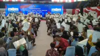 Ribuan warga Banyuwangi secara simbolis menerima sertifikat tanah elektronik dari Presiden Jokowi di GOR Tawangalun Banyuwangi (Hermawan Arifianto/Liputan6.com)