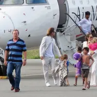 Perceraian Angelina Jolie dan Brad Pitt ternyata berpengaruh terhadap kondisi mental keenam anaknya. Mengatasi trauma itu, Jolie dan Pitt sepakat mencari ahli psikiater untuk anak-anaknya. (AFP/Bintang.com)