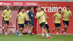Para pemain Sevilla menghadiri sesi latihan di fasilitas olahraga Ciudad Deportiva Jose Ramon Cisneros Palacios di Seville, Senin (13/9/2021). Sevilla akan menjamu RB Salzburg dalam laga pembuka fase grup Liga Champions pada Selasa, 14 September 2021 malam WIB. (CRISTINA QUICLER/AFP)