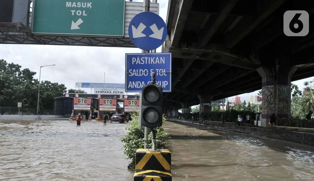 Kondisi banjir saat merendam Gerbang Tol Cempaka Putih, Jakarta, Minggu (23/2/2020). Banjir yang melanda kawasan Cempaka Putih dan sekitarnya menyebabkan Gerbang Tol Cempaka Putih tidak dioperasikan akibat terendam hingga ketinggian mencapai sepinggang orang dewasa. (merdeka.com/Iqbal S. Nugroho)