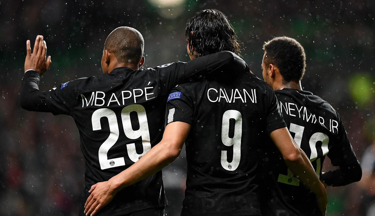 Tiga pemain Paris Saint-Germain, Neymar (kanan), Kylian Mbappe (kiri) dan Edinson Cavani (tengah) merayakan gol saat melawan Celtic pada laga grup B Liga Champions di Celtic Park, Glasgow (12/9/2017). PSG menang 5-0. (AFP/Franck Fife)