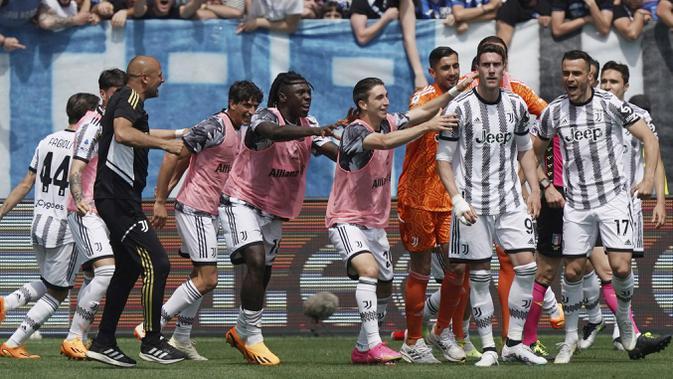 Selebrasi pemain Juventus setelah Dusan Vlahovic (dua kanan) mencetak gol kedua bagi timnya ke gawang Atalanta di menit ke-90+8 pada pekan ke-34 Liga Italia 2022/2023 yang berlangsung di Gewiss Stadium, Minggu (7/5/2023). Kemenangan ini membuat Juventus kini naik ke posisi dua klasemen sementara Serie A musim ini dengan torehan 66 poin, melangkahi Lazio. (AP/LaPresse/Spada)