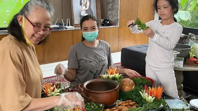 Renny Sutiyoso Jualan Rawon Buntut, Harganya Ratusan Ribu Rupiah