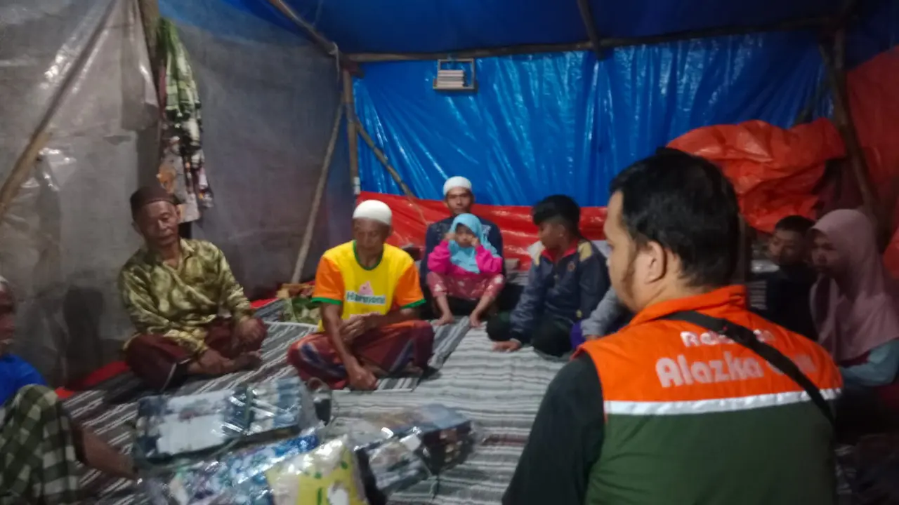 Relawan Alazka Care membagikan bantuan kepada korban gempa Cianjur. (Ist)