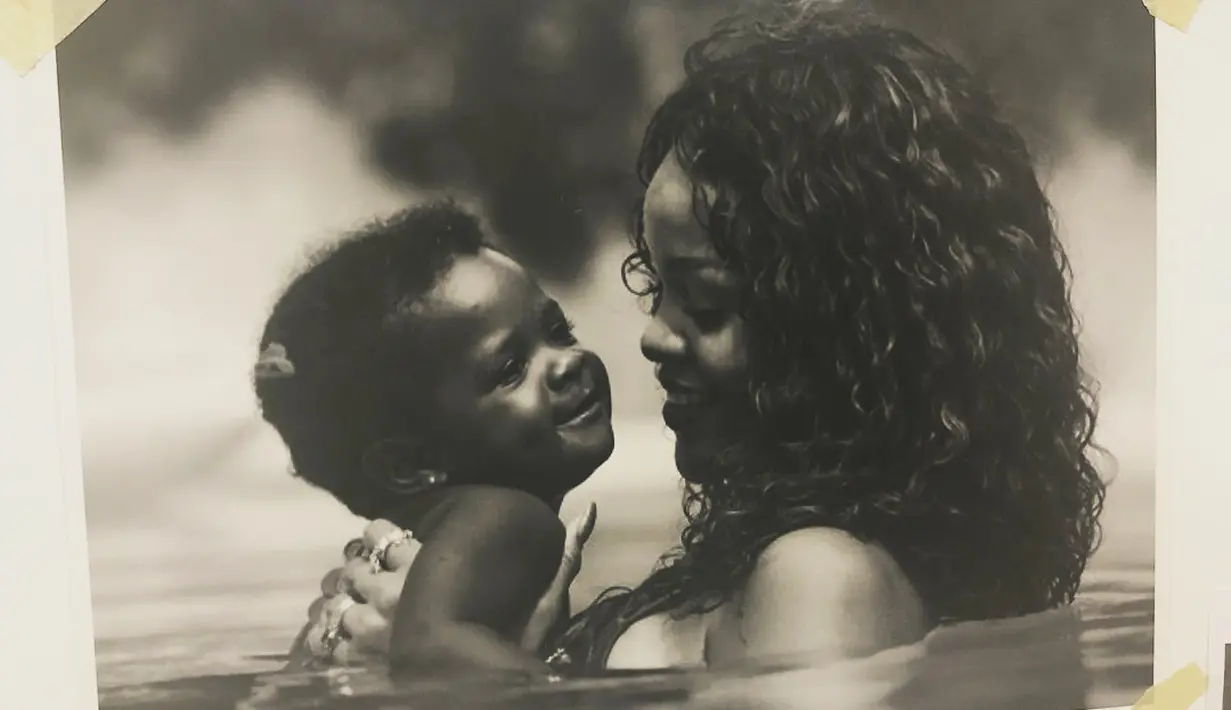 "Rihanna ingin punya anak namun ia tahu bahwa saat ini bukanlah waktu yang tepat," ujar seorang sumber. (instagram/badgalriri)