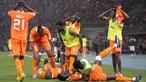 Tuan rumah Pantai Gading harus melalui pertarungan sengit melawan Mali untuk melaju ke babak semifinal. Mereka bersusah payah menang 2-1 hingga babak extra time. (AP Photo/Sunday Alamba)