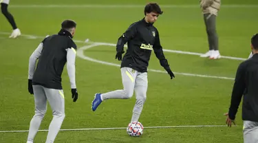 Gelandang Atletico Madrid, Joao Felix (tengah) mengontrol bola saat mengikuti sesi latihan tim di Moskow, Rusia, Senin (2/11/2020). Atletico Madrid akan bertanding melawan Lokomotiv Moscow pada grup A Liga Champions di Stadion RZD Arena. (Yuri Kochetkov/Pool via AP)