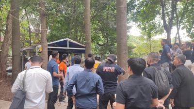 Tangis Ibu Pecah Saat 6 Tersangka Peragakan Keroyok Siswa SMAN 5 Bandung