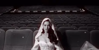 Erika Carlina kembali membintangi sebuah film horor berjudul Pengantin Setan. Ia pun tampil dengan pesona yang penuh misterius [@eri.carl]