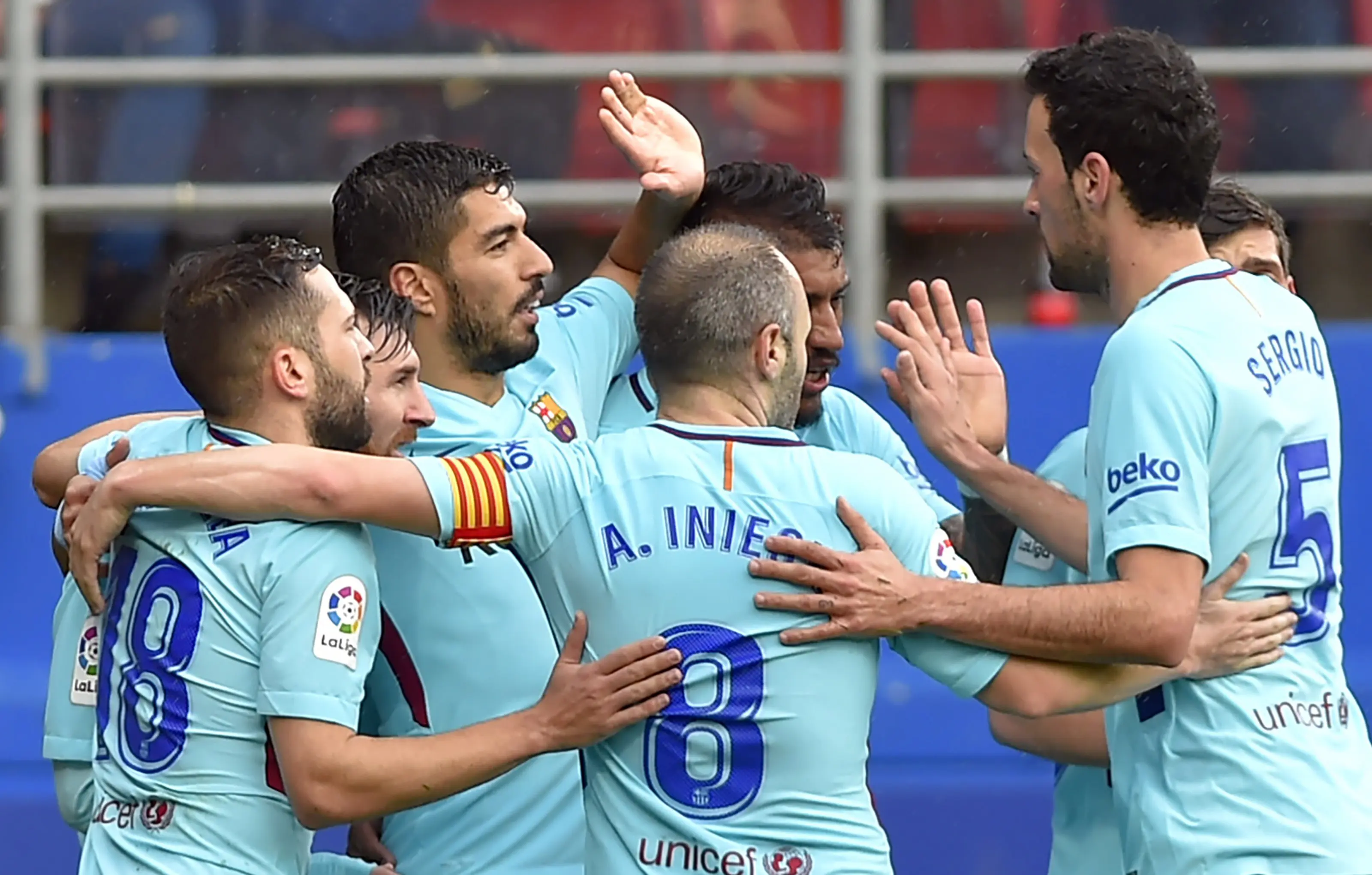 Penyerang Barcelona, Luis Suarez (tiga dari kiri) melakukan selebrasi usai mencetak gol pembuka Barcelona ke gawang Eibar, pada laga lanjutan La Liga 2017-2018, Sabtu (17/2/2018). Barcelona menang 2-0.  (AFP/Ander Gillenea)