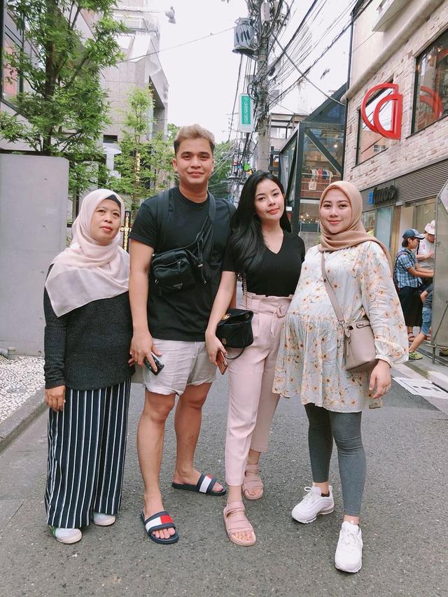 5 Momen Mesra Billy Syahputra dan Elvia Cerolline, Beda Keyakinan Tak Jadi Kendala