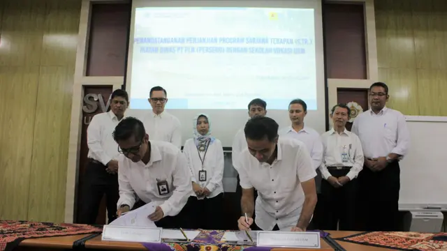 Kerja sama SV UGM dan PLN. Dekan SV UGM Wikan Sakarinto (kanan) dan Executive Vice President Talent Development PT PLN Karyawan Aji (kiri)