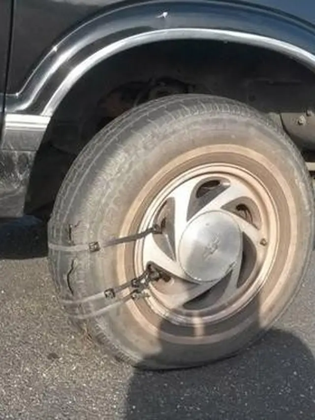 7 Cara Nyeleneh Orang Ganti Roda Mobil dalam Keadaan Darurat Ini Kreatif Banget