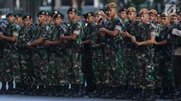 Pasukan TNI saat mengikuti apel kesiapan pelaksanaan Asian Games 2018 di lingkar luar Stadion Utama GBK, Jakarta, Senin (4/6). Apel dipimpin Sekjen INASGOC, Eris Herryanto dan diikuti semua unsur terkait. (Liputan6.com/Helmi Fithriansyah)