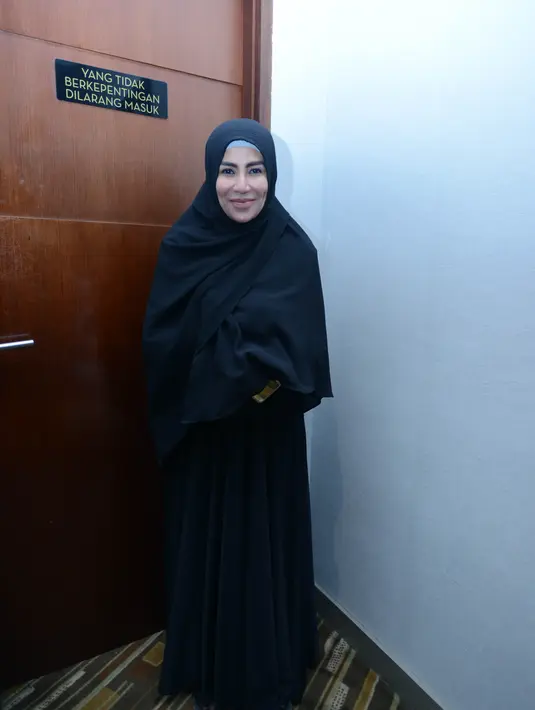 Dengan memakai busana muslim dan hijab serba hitam, tak mengendurkan senyuman yang terpancar dari wajah Cinta Penelope yang telah berhijrah. (KapanLagi.com/Bayu Herdianto)