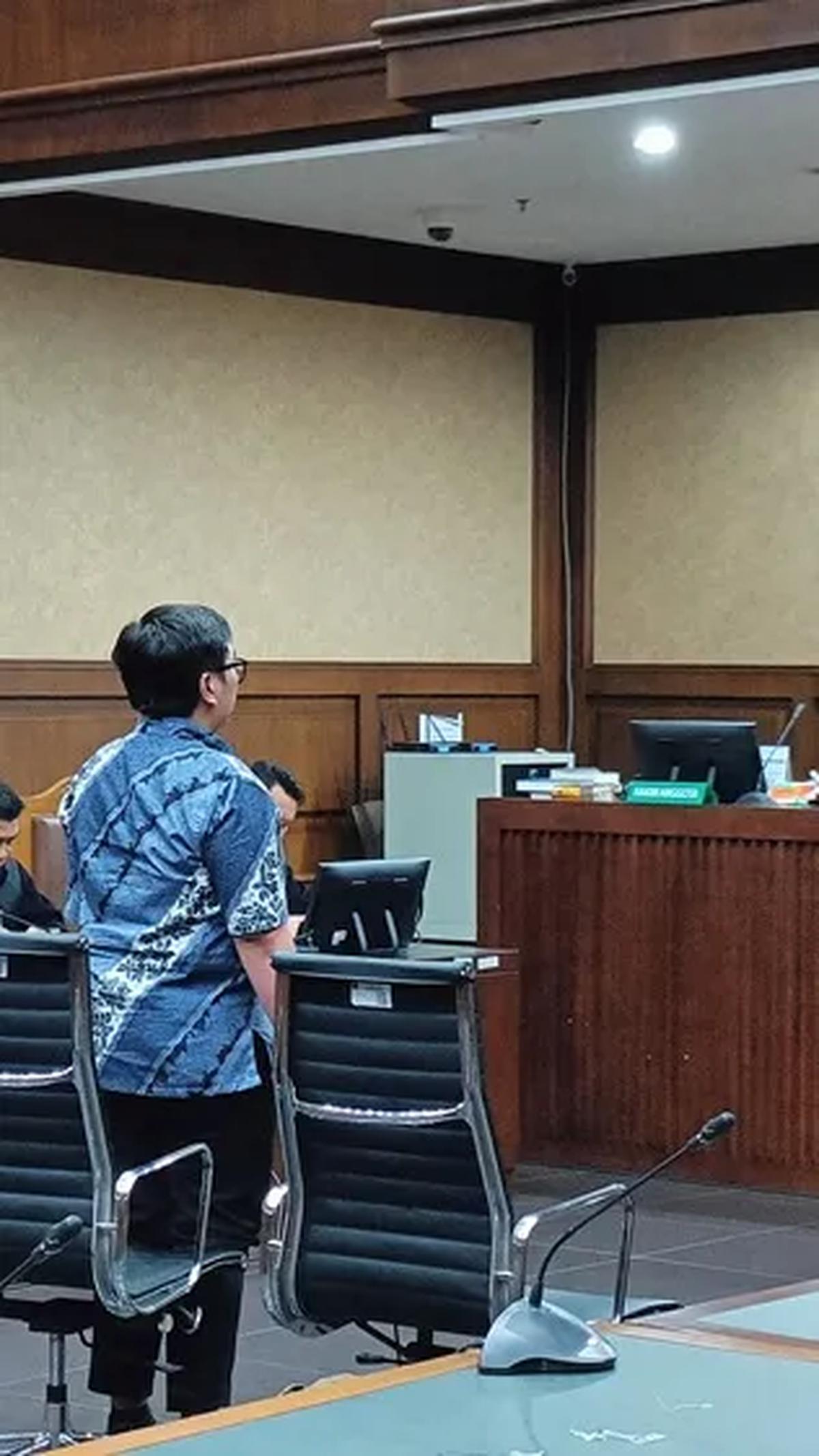Hakim juga menjatuhkan pidana tambahan berupa kewajiban pembayaran uang denda sebesar Rp500 juta terhadap Mukti.