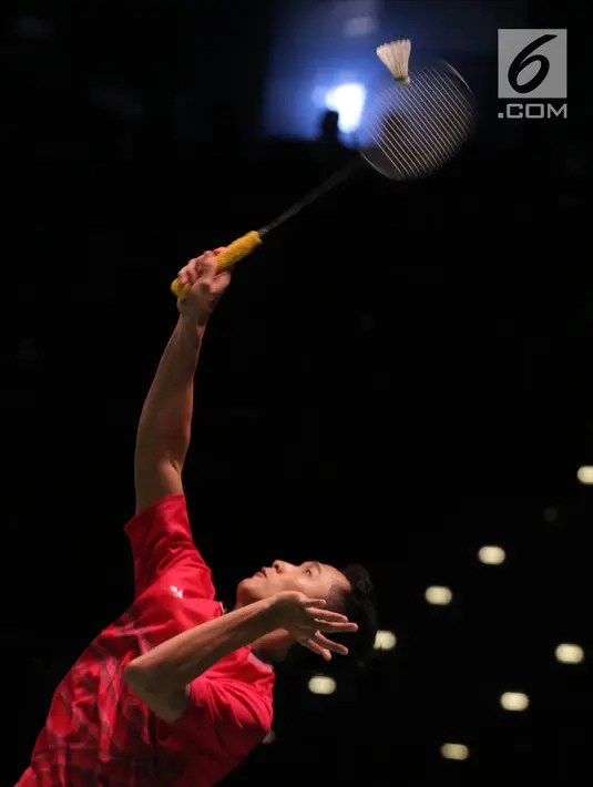 Jonatan Christie saat membalikan kok Khosit Phetpradab dari Thailand pada final tunggal putra SEA Games 2017 di Axiata Arena, Malaysia, pada Selasa (29/8). Jonathan berhasil menang dengan skor 21-19, 21-10. (Liputan6.com/Faizal Fanani)