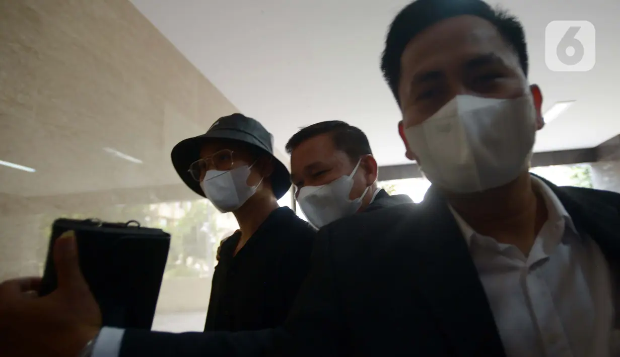 Indra Kesuma alias Indra Kenz (kiri) tiba di Gedung Bareskrim, Jakarta, Kamis (24/2/2022). Indra Kenz menjalani pemeriksaan terkait kasus dugaan penipuan investasi bodong aplikasi trading binary option Binomo. (merdeka.com/Imam Buhori)