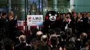 Maskot prefektur Kumamoto bernama Kumamon bersama Peraih empat medali emas beruntun Olimpiade asal Jepang, Kaori Icho hadir dalam acara penutupan pedagangan bursa saham 2016 di Bursa Efek Tokyo, Jepang, Jumat (30/12). (REUTERS/Toru Hanai)