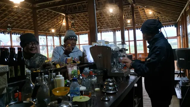 Barista Purasaba meracik kopi dan cokelat yang menjanjikan kehangatan dan suasana beda di Dieng. (Foto: Liputan6.com/Dewi Pattiasina)