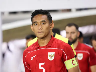 Pemain Timnas Indonesia, Rizky Ridho memimpin timnya saat memasuki lapangan dalam laga FIFA Matchday melawan Chinese Taipei di Stadion Gelora Bung Tomo (GBT), Surabaya, Jumat (05/09/2025). (Bola.com/Abdul Aziz)