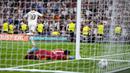 Pemain Real Madrid, Kylian Mbappe, melakukan selebrasi setelah mencetak gol ke gawang Marseille dalam laga matchday 1 League Phase Liga Champions 2025/2026 di Santiago Bernabeu, Rabu (17/9/2025) dini hari WIB. (AP Photo/Manu Fernandez)