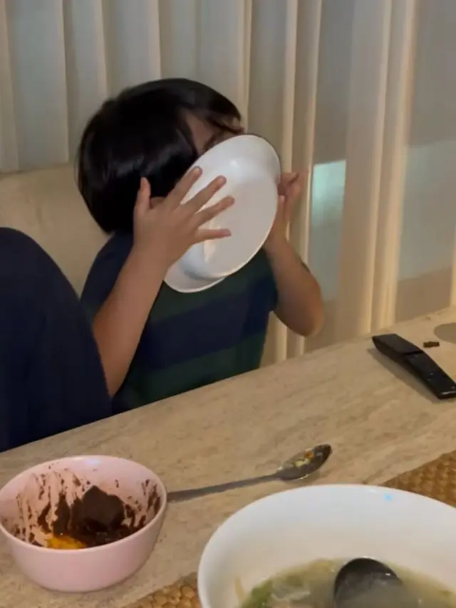 Potret tingkah lucu Bambang anak bungsu Meisya Siregar dan Bebi Romeo (Sumber: Instagram/meisya_siregar)