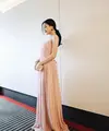 Dress sleveless warna baby pink berbahan ceruti dengan detail pita dibelakang akan membuat kamu tampil anggun dan menawan di hari yang indah. (instagram/hanggini)