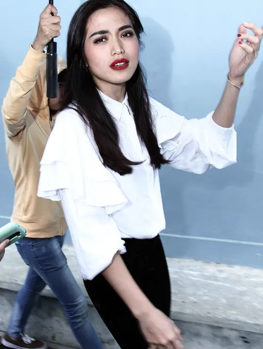 Masih ditempat yang sama, pemeran dan presenter ini mengungkapkan keinginannya merayakan Natal dan tahun baru di Eropa. Ia berharap mendapatkan tiket berlibur bersama buah hatinya. (Deki Prayoga/Bintang.com)