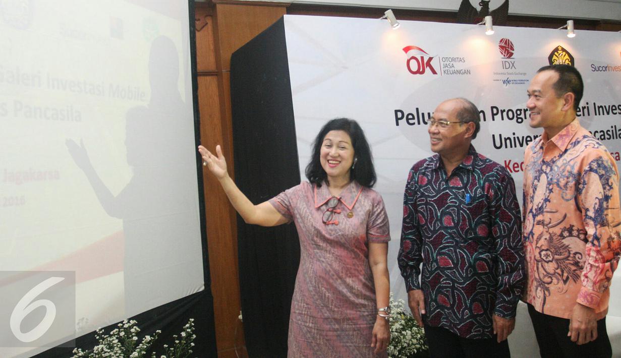 Anggota Dewan Komisioner OJK Bidang Edukasi dan Perlindungan Konsumen Kusumaningtuti S. Soetiono (kiri) bersama Direktur Pengembangan BEI Nicky Hogan (kanan) saat peluncuran Galeri Investasi Mobile di Jakarta, Selasa (17/5). (Liputan6.com/Yoppy Renato)