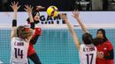 Pemain Timnas Voli putri Indonesia, Bela Sabrina (tengah) melepaskan spike yang berusaha diblok dua pemain Hong Kong, Fong Ka Yi (kanan) dan Shum Lam pada laga Grup B AVC Challenge Cup 2024 di Rizal Memorial Coliseum, Manila, Filipina, Kamis (23/5/2024) pagi. Indonesia kalah 0-3 (22-25, 24-26, 19-25). (Asian Volleyball Confederation)