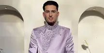 Saat siraman, Justin Hubner pun tampil berbeda tidak seperti biasanya. Dengan parasnya yang bule, Justin Hubner pun tampil dengan baju tradisional Indonesia. [@kunsoomakeupartist]