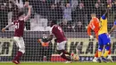 Pemain West Ham United Michail Antonio (tengah) melakukan selebrasi usai mencetak gol ke gawang Southampton pada pertandingan sepak bola Liga Inggris di London Stadium, London, Minggu (26/12/2021). Southampton menang 3-2. (Adam Davy/PA via AP)