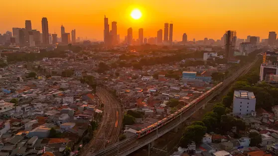 Indahnya Matahari Jelang Terbenam di Kota Jakarta