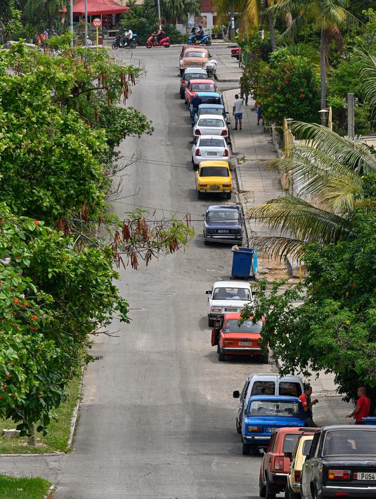 Kekurangan bahan bakar yang parah telah melumpuhkan semua transportasi umum dan pribadi, menyebabkan antrean sepanjang satu mil di pom bensin. (Photo by ADALBERTO ROQUE / AFP)