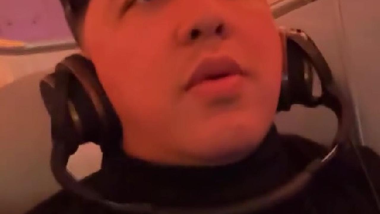 Momen Donne Maula Tetap Nonton MU Meski di Dalam Pesawat, Tak Bisa Teriak Sesuka Hati
