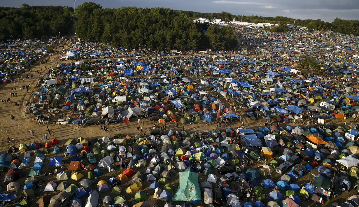 Sebuah pemandangan memperlihatkan tenda yang digunakan untuk istirahat para penonton pada Festival Woodstock ke-21 di Kostrzyn-upon-Odra, Polandia, Jumat (31/7/2015). (REUTERS/Kacper Pempel)