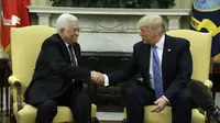 Mahmoud Abbas dan Donald Trump saat pertemuan di Gedung Putih (3/5/2017) (AP)