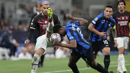 Lautaro Martinez mencetak satu-satunya gol pada laga Inter vs Milan di menit ke-74. Torehannya membuat Inter unggul agregat 3-0 untuk lolos ke final Liga Champions. (AP Photo/Antonio Calanni)