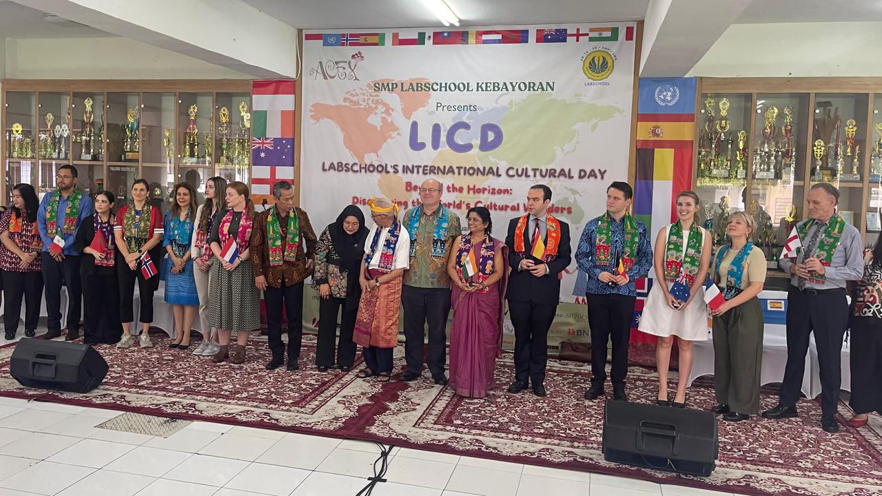 ⁠SMP Labschool Kebayoran Rayakan Hari Budaya Internasional dengan 14 Perwakilan Negara