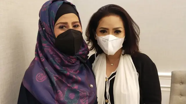 Kristina dan Elvy Sukaesih takziyah ke rumah duka Hadi Soenyoto (Foto: Instagram @elvy_sukaesih)