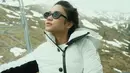 Berada di Jungfraujoch, setiap wisatawan bisa naik kereta gantung untuk menuju lokasi yang lebih tinggi. Sambil bersantai untuk menuju lokasi yang diinginkan, momen seperti ini menjadi salah satu momen yang tepat untuk abadikan momen indah ketika liburan di Swiss. (Liputan6.com/IG/@azizahsalsha_)