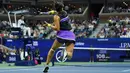 Petenis Kanada, Bianca Andreescu melakukan servis ke arah petenis Swiss, Belinda Bencic pada babak semifinal AS Terbuka di Arthur Ashe Stadium, Kamis (6/9/2019). Petenis berusia 19 tahun itu mengamankan tiket ke final AS Terbuka usai menang dengan skor 7-6 (7-3) dan 7-5. (AP/Eduardo Munoz Alvarez)