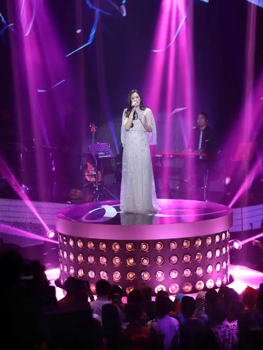Dalam konser 'Jatuh Hati Raisa' yang ditayangkan secara langsung oleh SCTV dari Studio 6 Emtek City, Daan Mogot, Jakarta Barat, Kamis (5/11/2015) panggilan Yaya terungkap. (Galih W. Satria/Bintang.com)