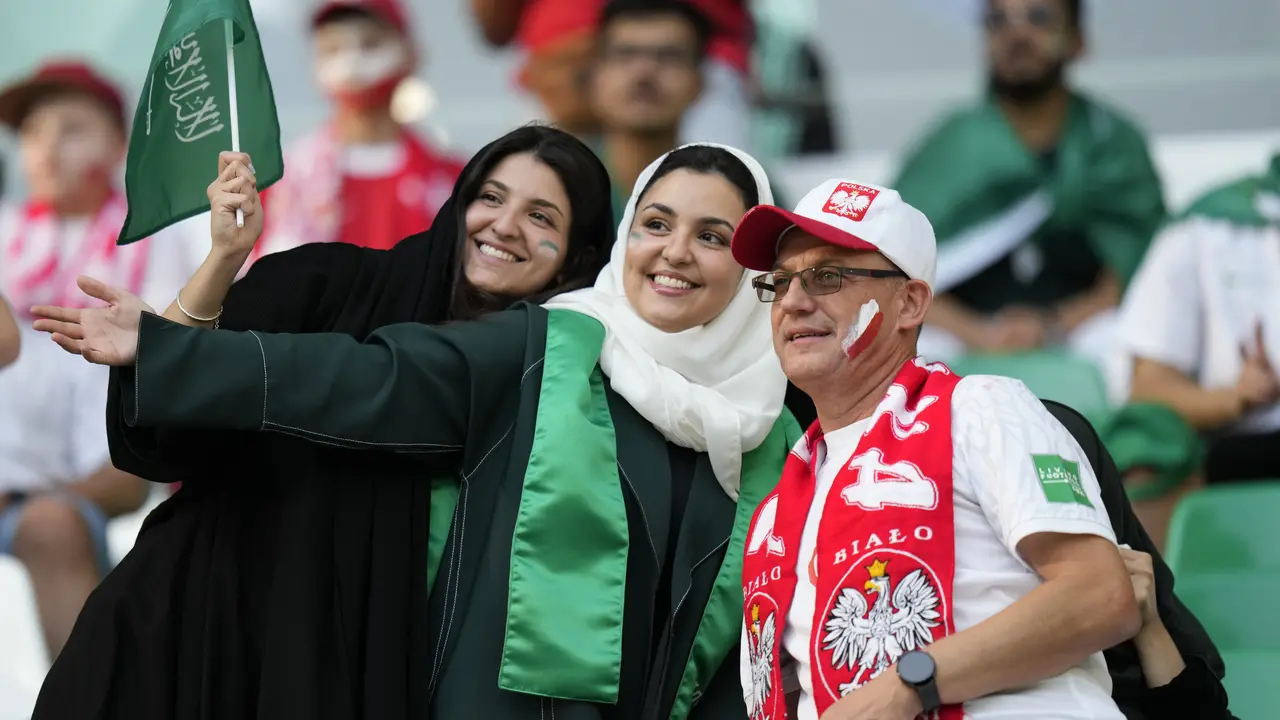 Potret Fans Wanita Arab Saudi Ramaikan Laga Lawan Polandia di Piala Dunia 2022