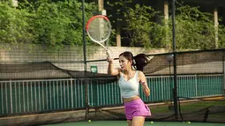 Begini gaya Kirana Larasati saat melempar bola tenis kepada lawannya. Penuh semangat ya. (Foto: Instagram/@kiranalarasati)