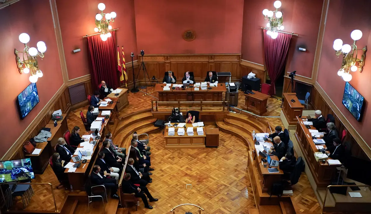 Suasana sidang di ruang pengadilan di Barcelona, Spanyol, Senin 17 Oktober 2022. Selain Neymar, mantan presiden Barcelona Sandro Rosell dan perwakilan dari klub Spanyol dan tim Brasil Santos juga hadir di pengadilan setelah pengaduan yang diajukan oleh grup investasi Brasil DIS mengenai jumlah transfer pemain. Semua terdakwa telah membantah melakukan kesalahan. (AP Photo/Joan Mateu Parra)