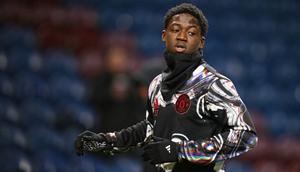 Gelandang Manchester United asal Inggris bernomor punggung 37, Kobbie Mainoo, melakukan pemanasan sebelum pertandingan Liga Inggris antara Burnley dan Manchester United di Turf Moor, Burnley, barat laut Inggris pada 7 Januari 2026. (Oli SCARFF/AFP)