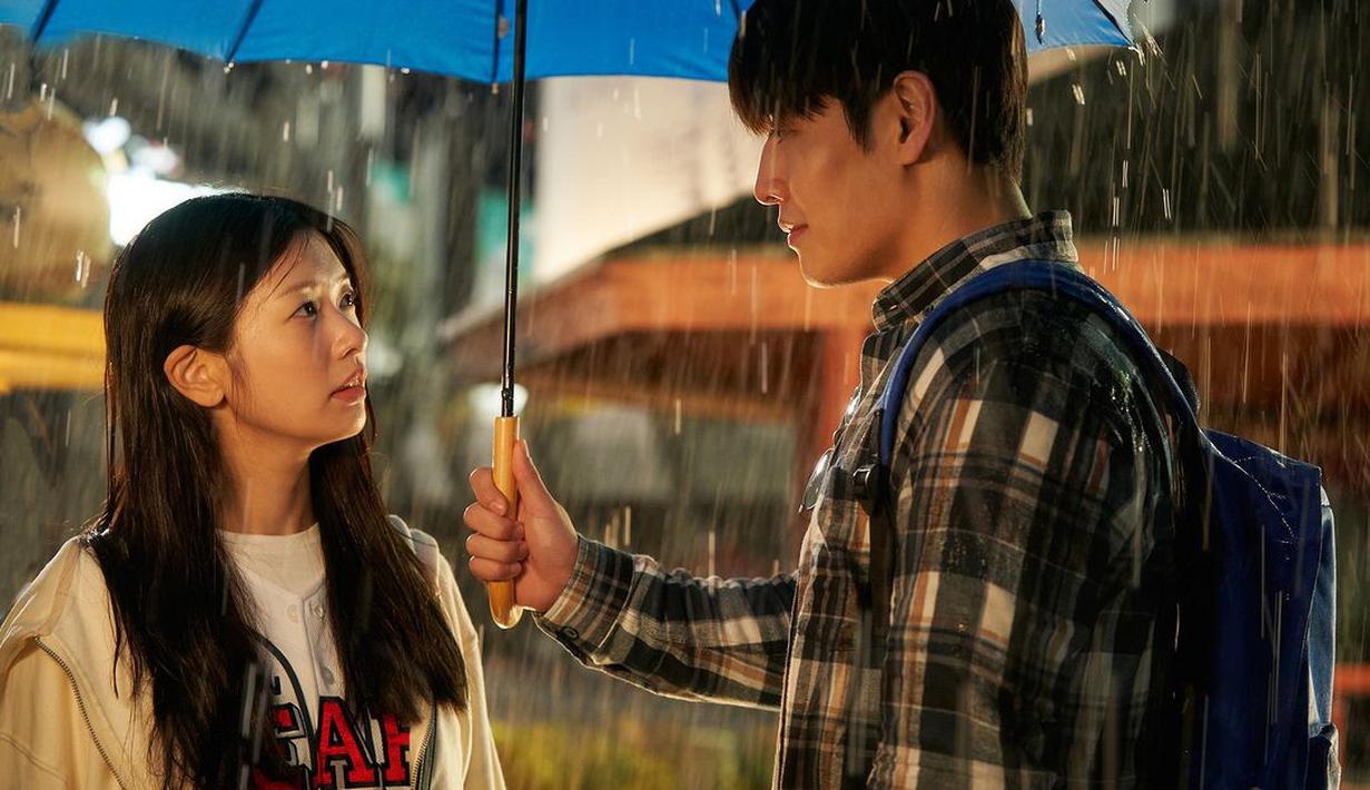 Potongan gambar yang baru dirilis menampilkan kronologi dinamis Jung Yeol dan Na Ra, mulai dari pertemuan pertama mereka yang memakai payung bersama. (Foto: Mindmark via Soompi)